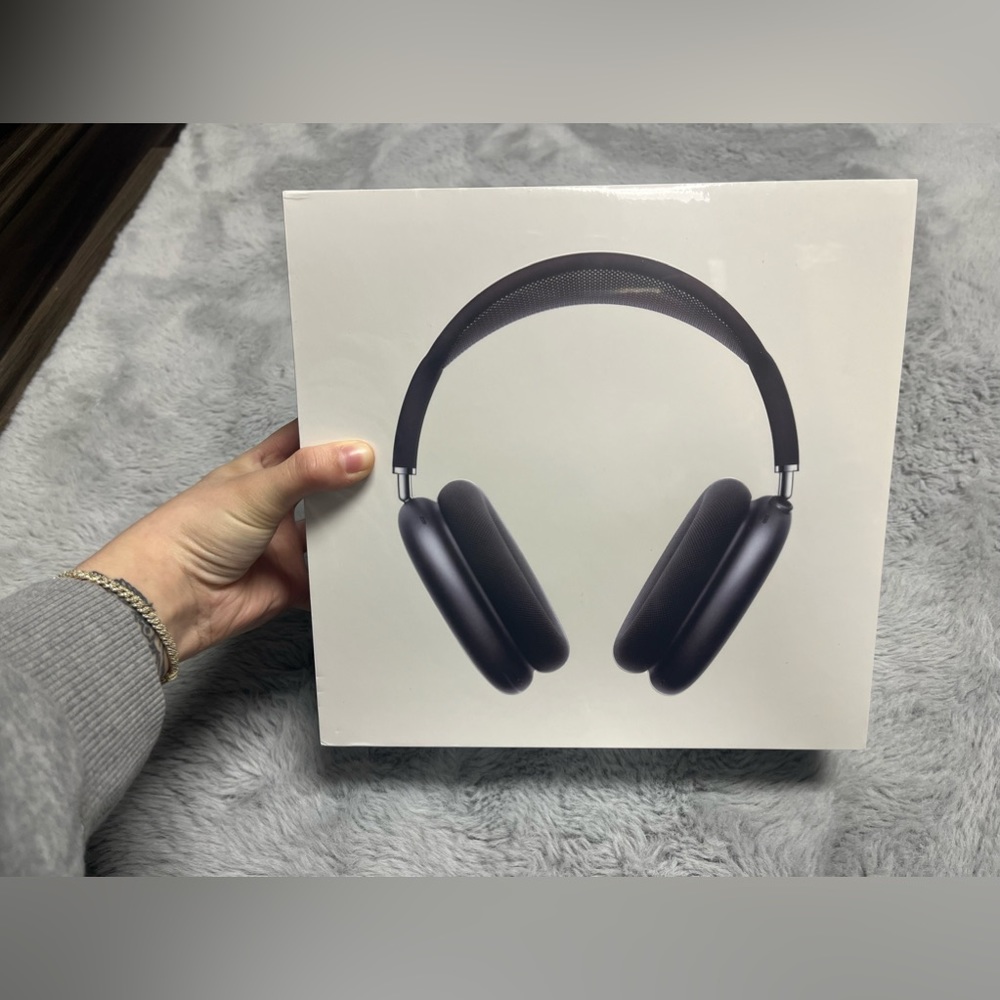 Space grey airpod maxes